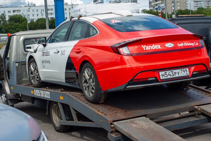 Беспилотный автомобиль Яндекса на городской улице