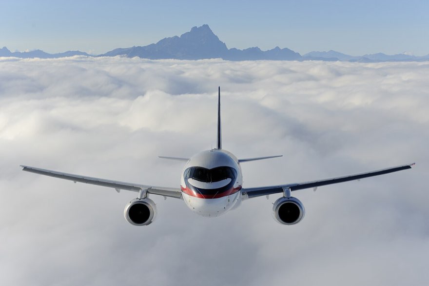 Самолёт Sukhoi Superjet 100 над облаками — авиационные технологии