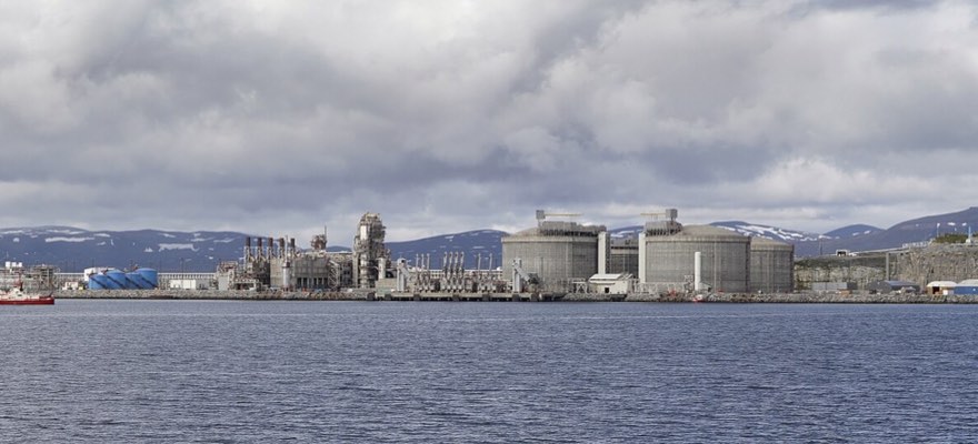 Завод по сжижению природного газа и газовоз у Хаммерфеста — крупнотоннажный СПГ