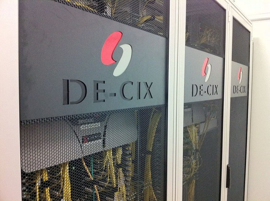 Стойка сетевых коммутаторов точки обмена трафиком DE-CIX