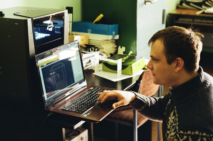 Главный инженер работает с 3D-моделью — САПР и инженерный анализ