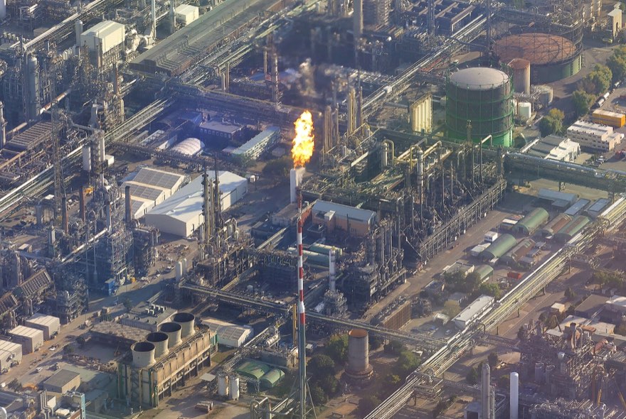 Факел над нефтехимическим комплексом — бутадиен