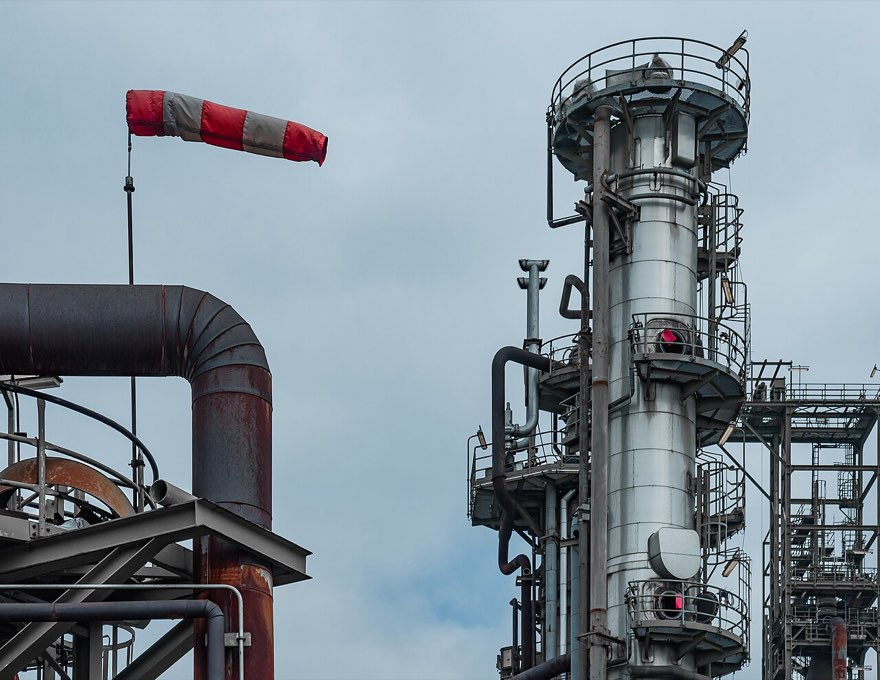 Ректификационная колонна нефтехимического завода — органический синтез