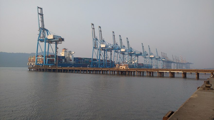 Контейнерный терминал порта JNPT в Нави-Мумбаи, Индия